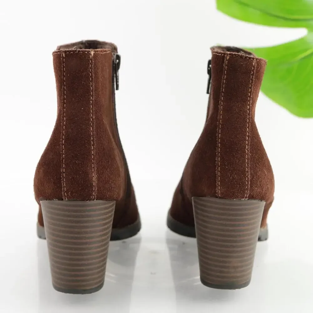 Clarks women pause